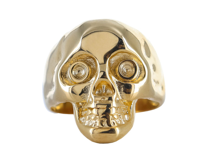 Anillo dorado con diseño detallado de calavera en acabado brillante.