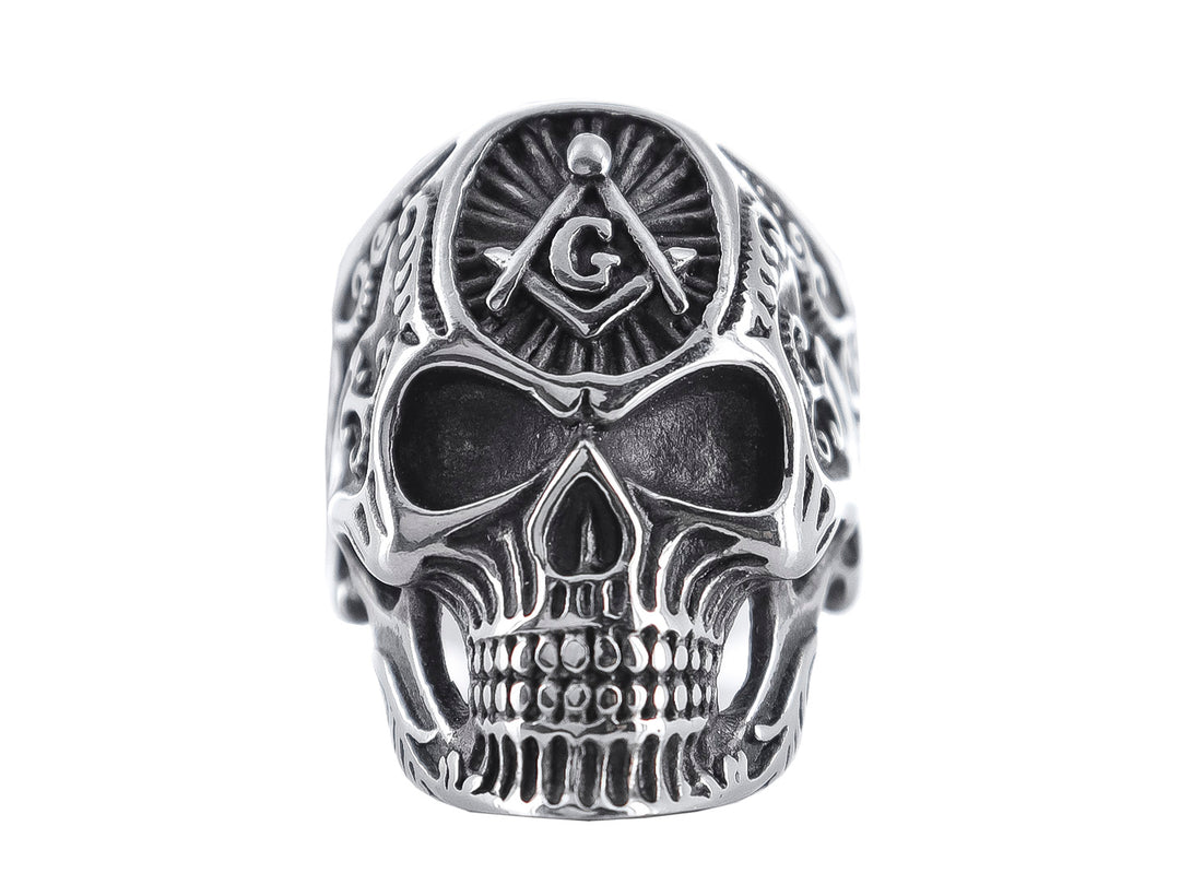 Anillo de metal color plata con diseño detallado de calavera y símbolo masónico en la frente.