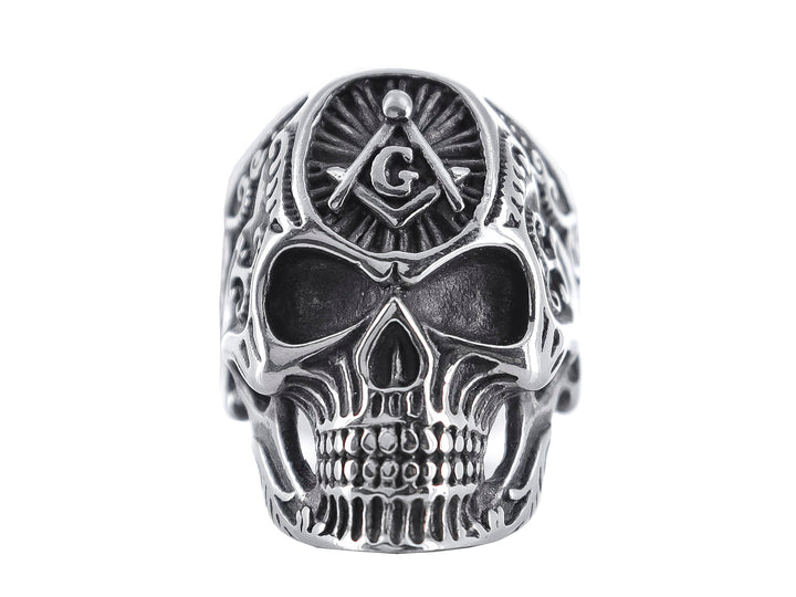 Anillo de metal color plata con diseño detallado de calavera y símbolo masónico en la frente.