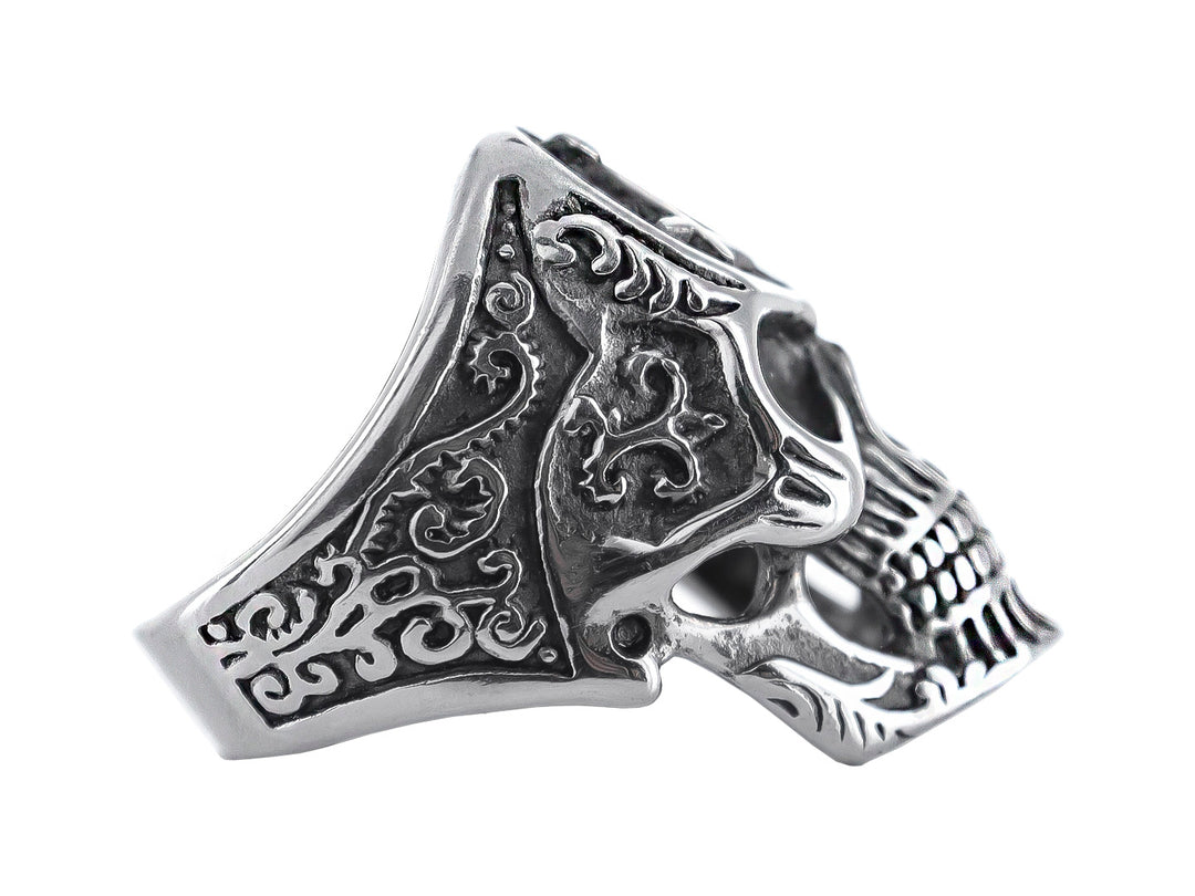 Anillo de metal color plata con diseño detallado de calavera y símbolo masónico en la frente.
