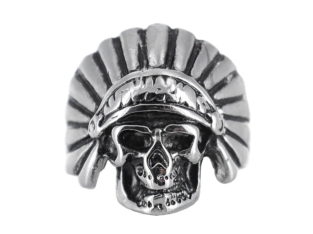 Anillo de metal color plata con diseño detallado de una calavera usando un tocado de plumas.