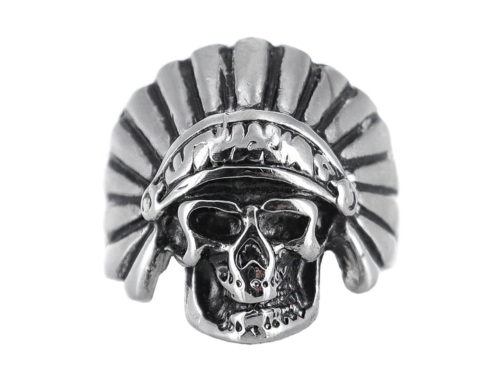 Anillo de metal color plata con diseño detallado de una calavera usando un tocado de plumas.