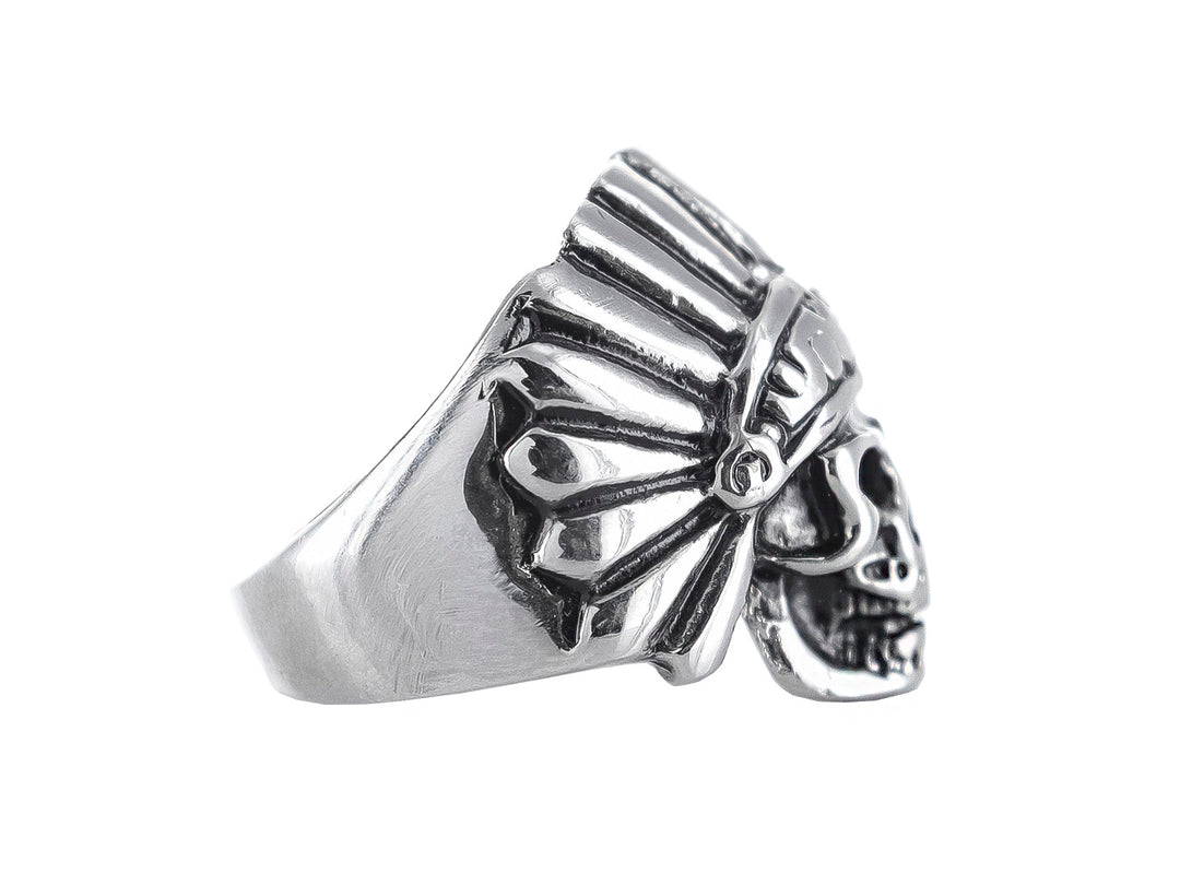 Anillo de metal color plata con diseño detallado de una calavera usando un tocado de plumas.