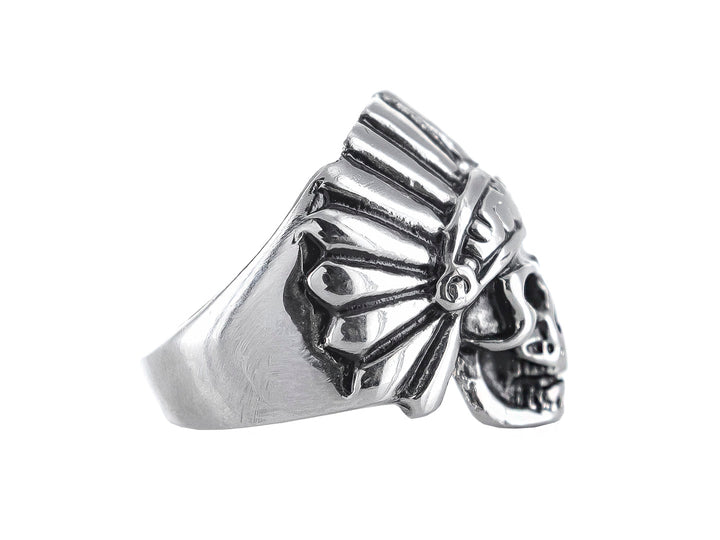 Anillo de metal color plata con diseño detallado de una calavera usando un tocado de plumas.
