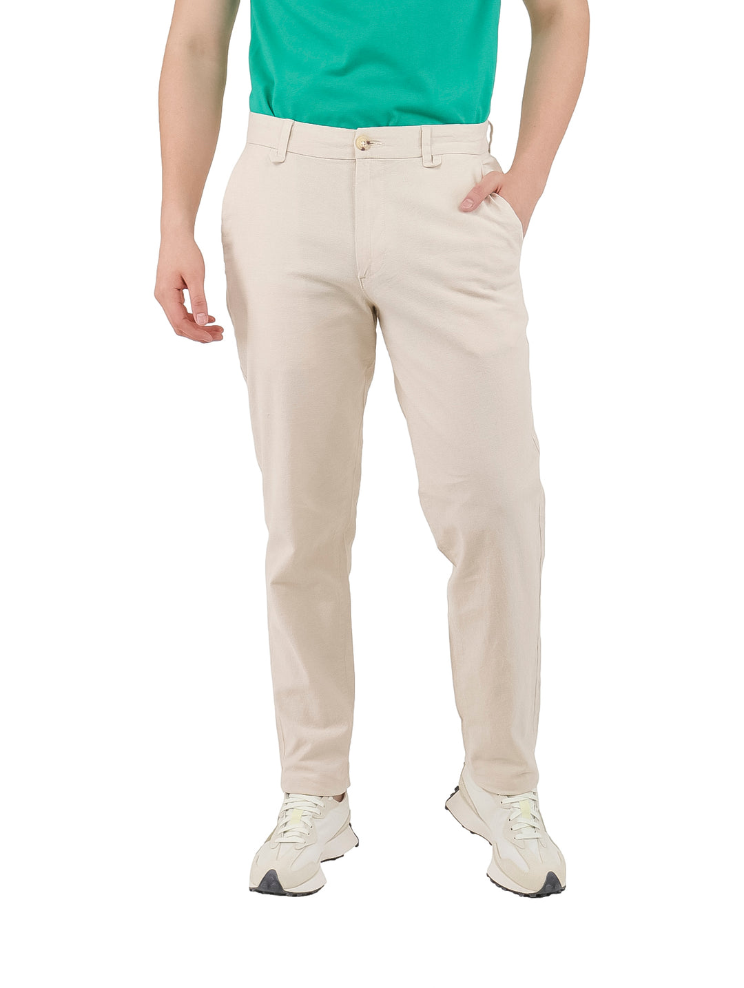 Hombre vistiendo pantalones casuales de color beige claro hechos de lino.