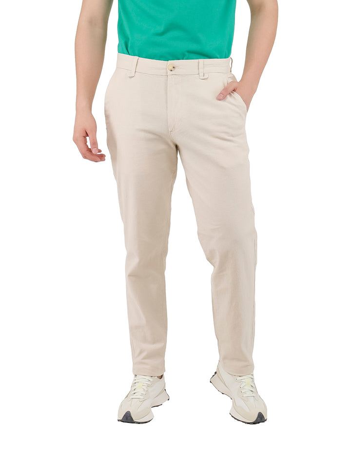 Hombre vistiendo pantalones casuales de color beige claro hechos de lino.