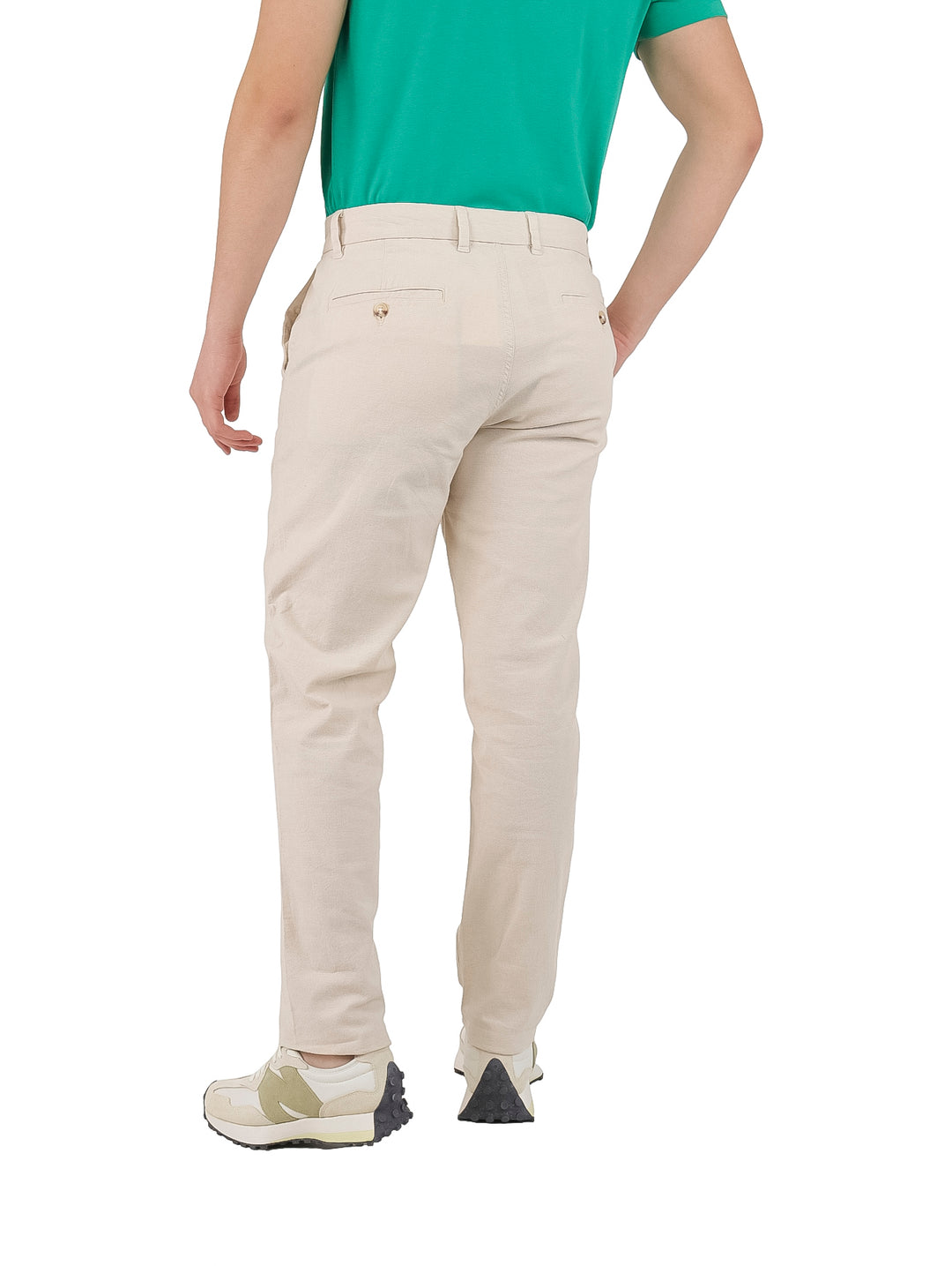 Hombre vistiendo pantalones casuales de color beige claro hechos de lino.