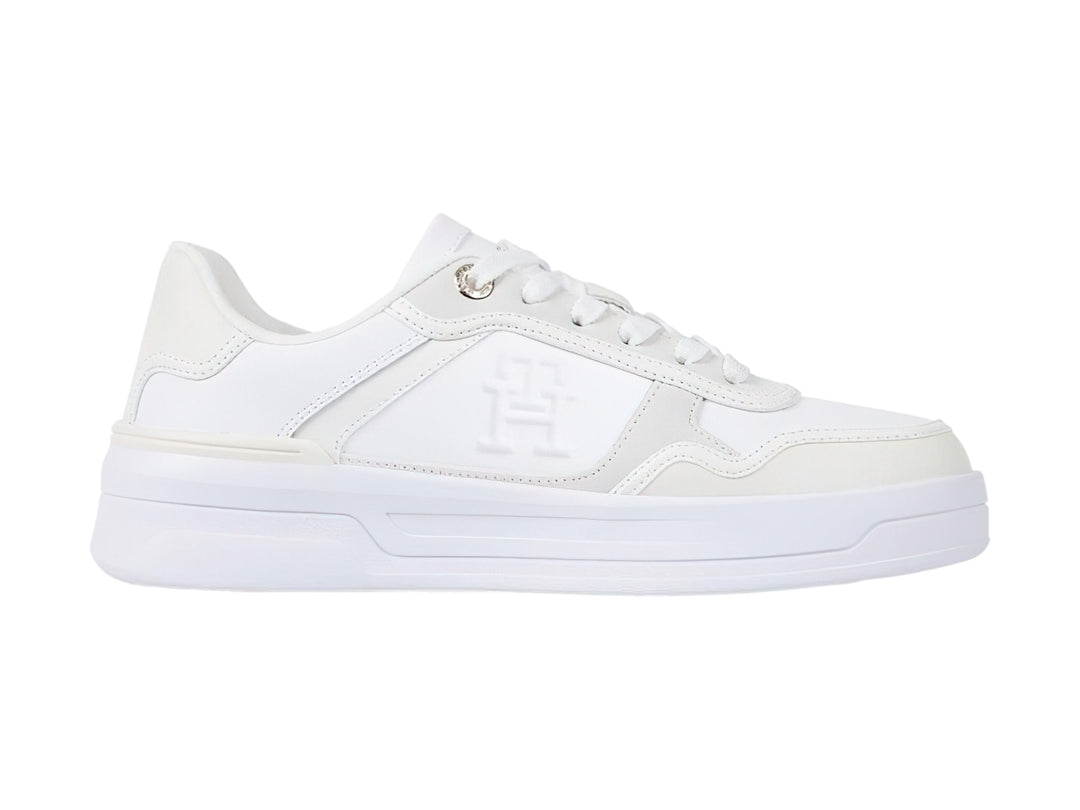 Tenis Tommy Hilfiger Essential Basket en color blanco total con suela ancha y diseño deportivo.