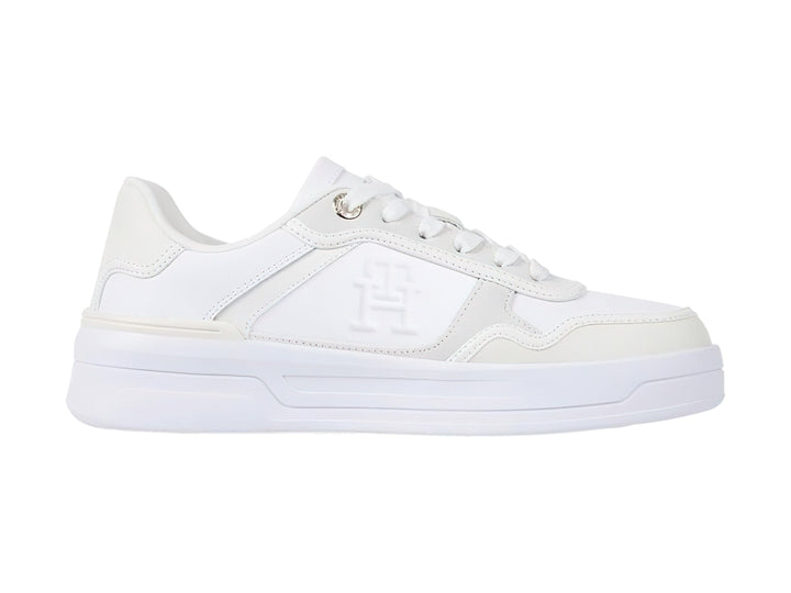 Tenis Tommy Hilfiger Essential Basket en color blanco total con suela ancha y diseño deportivo.