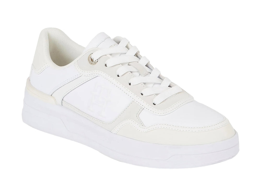 Tenis Tommy Hilfiger Essential Basket en color blanco total con suela ancha y diseño deportivo.