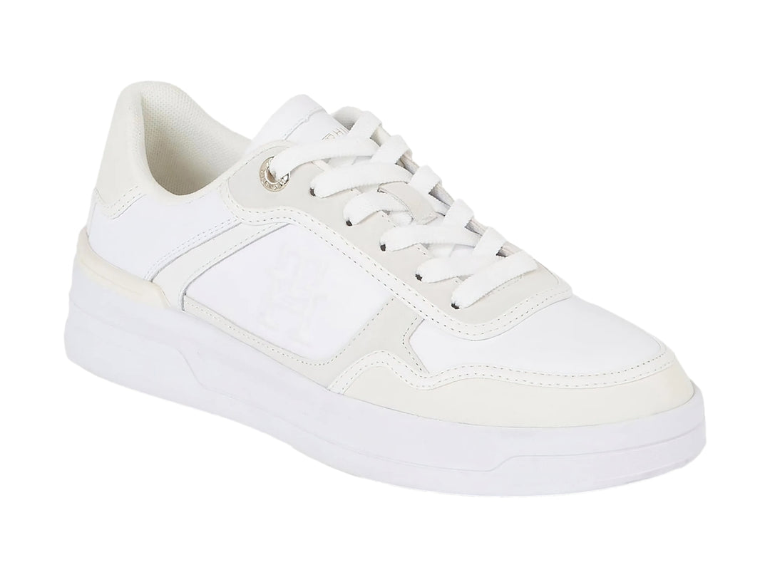 Tenis Tommy Hilfiger Essential Basket en color blanco total con suela ancha y diseño deportivo.