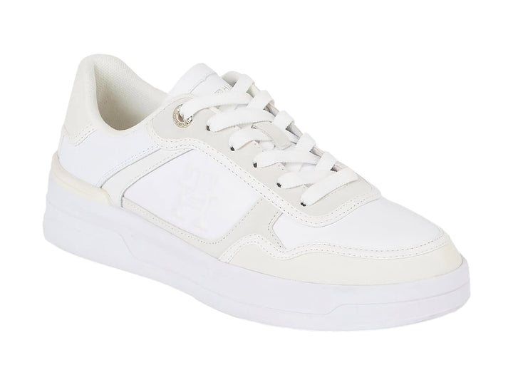 Tenis Tommy Hilfiger Essential Basket en color blanco total con suela ancha y diseño deportivo.
