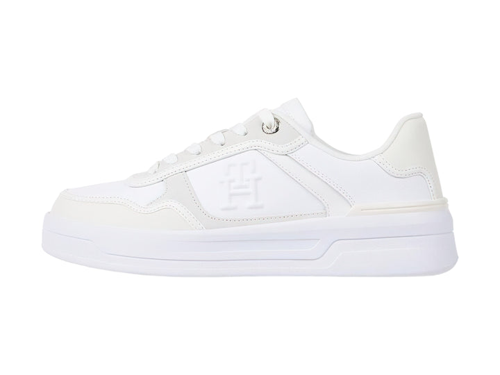 Tenis Tommy Hilfiger Essential Basket en color blanco total con suela ancha y diseño deportivo.