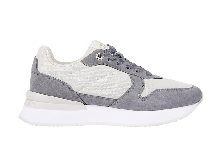 Tenis Tommy Hilfiger color gris fósil con suela blanca y detalles en tela y sintético para mujer.