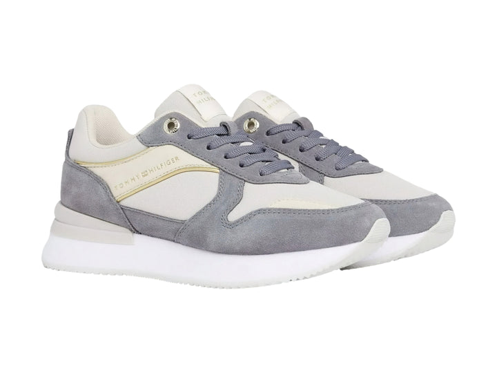 Tenis Tommy Hilfiger color gris fósil con suela blanca y detalles en tela y sintético para mujer.