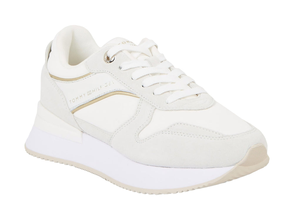 Tenis blancos Tommy Hilfiger Elevated Feminine Runner con detalles dorados y suela blanca.