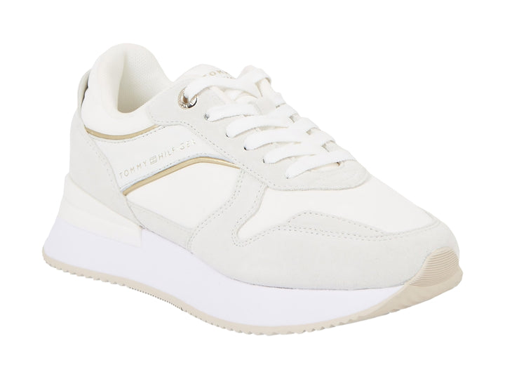 Tenis blancos Tommy Hilfiger Elevated Feminine Runner con detalles dorados y suela blanca.