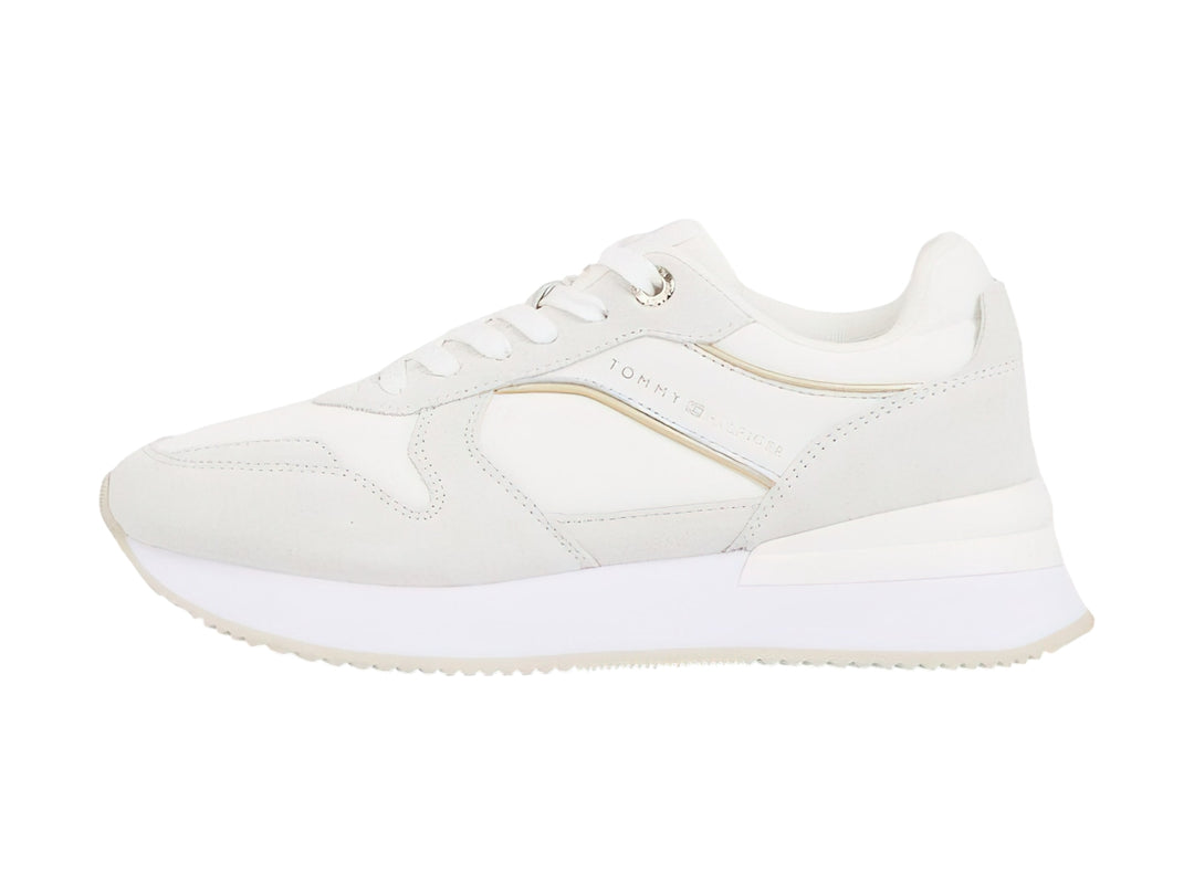 Tenis blancos Tommy Hilfiger Elevated Feminine Runner con detalles dorados y suela blanca.