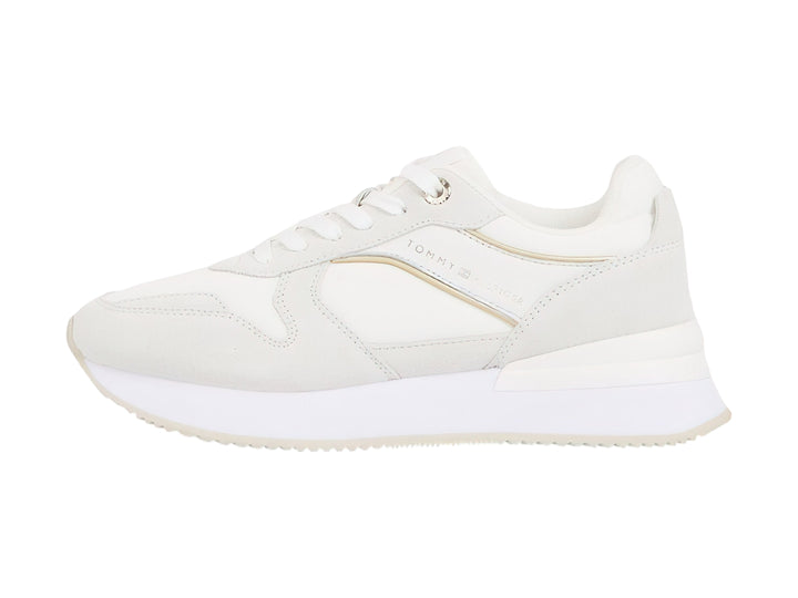 Tenis blancos Tommy Hilfiger Elevated Feminine Runner con detalles dorados y suela blanca.