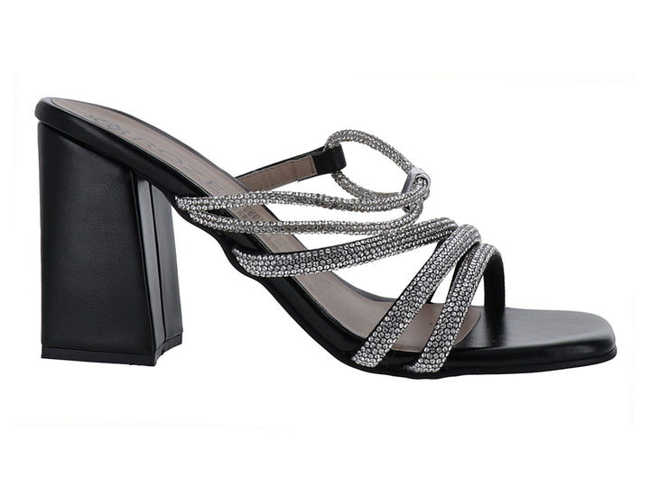 Sandalia negra de tacón cuadrado con tiras decoradas con pedrería plateada brillante.