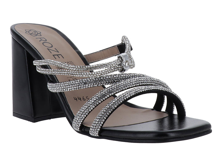 Sandalia negra de tacón cuadrado con tiras decoradas con pedrería plateada brillante.