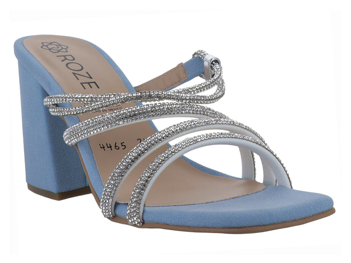 Sandalia de tacón cuadrado color celeste con tiras decoradas con brillantes.