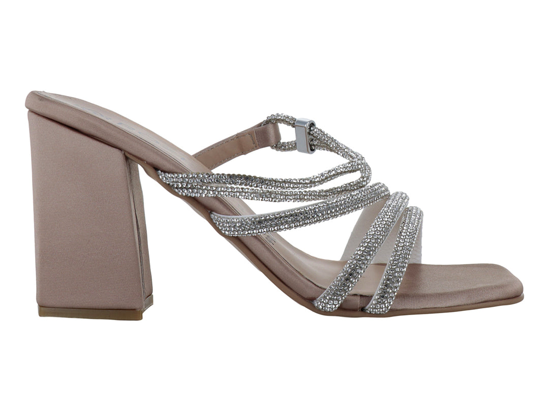 Sandalia elegante color beige con tacón cuadrado y tiras decoradas con brillantes.