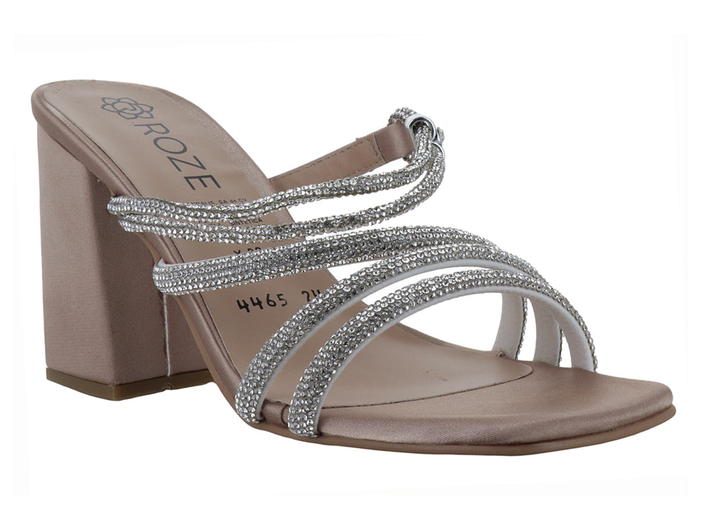 Sandalia elegante color beige con tacón cuadrado y tiras decoradas con brillantes.