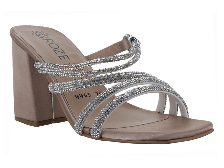 Sandalia elegante color beige con tacón cuadrado y tiras decoradas con brillantes.