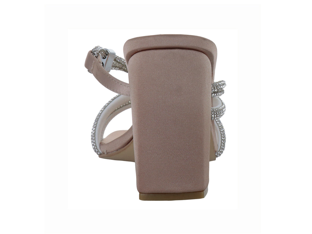 Sandalia elegante color beige con tacón cuadrado y tiras decoradas con brillantes.