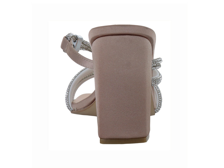 Sandalia elegante color beige con tacón cuadrado y tiras decoradas con brillantes.