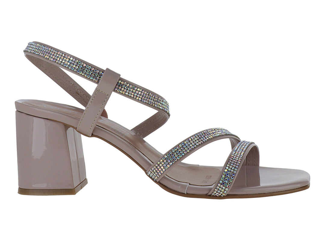 Sandalias color maquillaje con tacón cuadrado y tiras decoradas con pedrería brillante.