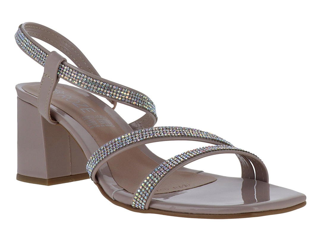 Sandalias color maquillaje con tacón cuadrado y tiras decoradas con pedrería brillante.