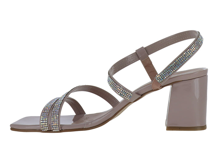 Sandalias color maquillaje con tacón cuadrado y tiras decoradas con pedrería brillante.