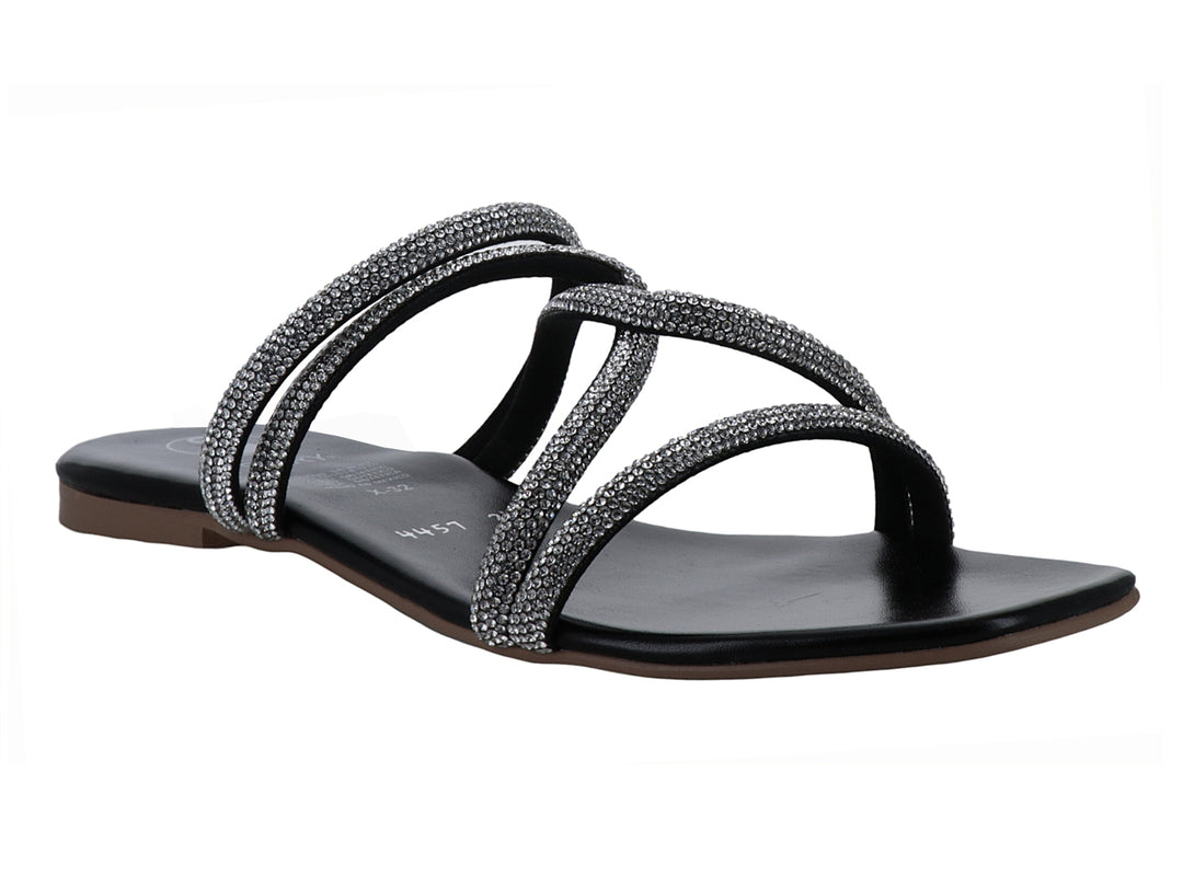 Sandalia plana color negro con tiras cruzadas decoradas con brillantes plateados para mujer.