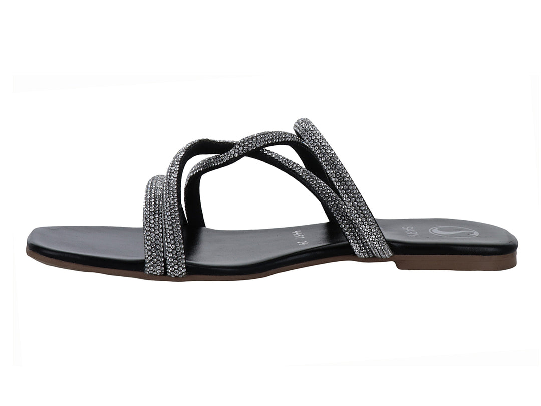Sandalia plana color negro con tiras cruzadas decoradas con brillantes plateados para mujer.
