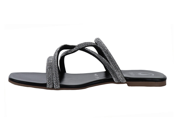 Sandalia plana color negro con tiras cruzadas decoradas con brillantes plateados para mujer.