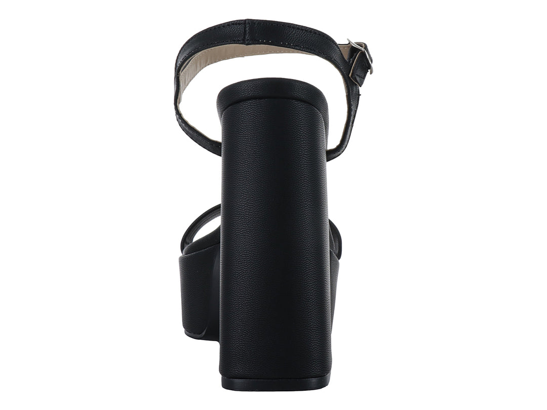Sandalia negra de plataforma con tacón grueso y correa al tobillo con hebilla.