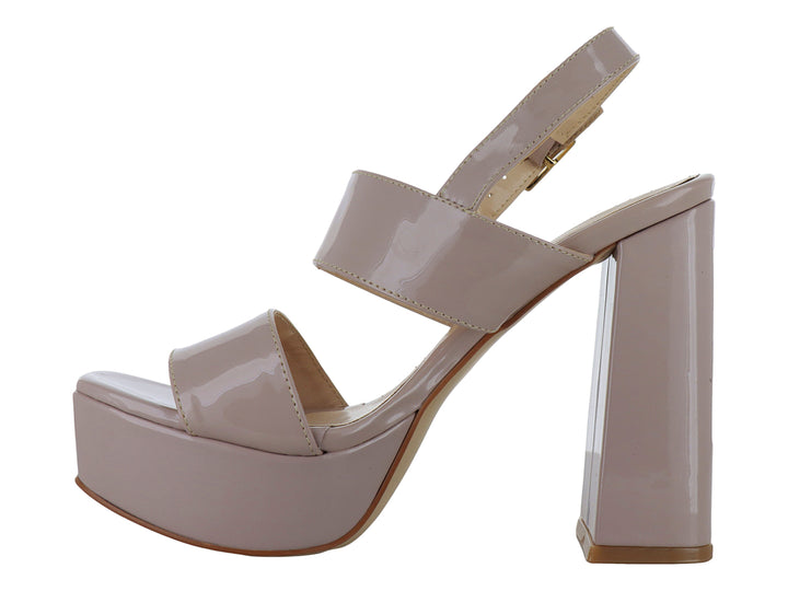 Sandalia de plataforma y tacón grueso en color maquillaje con acabado brillante y hebilla dorada.