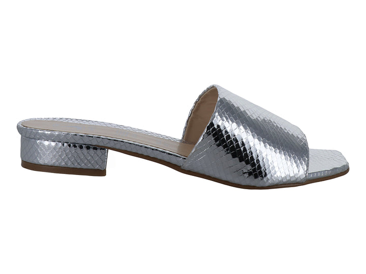 Sandalia plateada para mujer con tacón bajo, punta cuadrada y textura brillante tipo piel de serpiente.