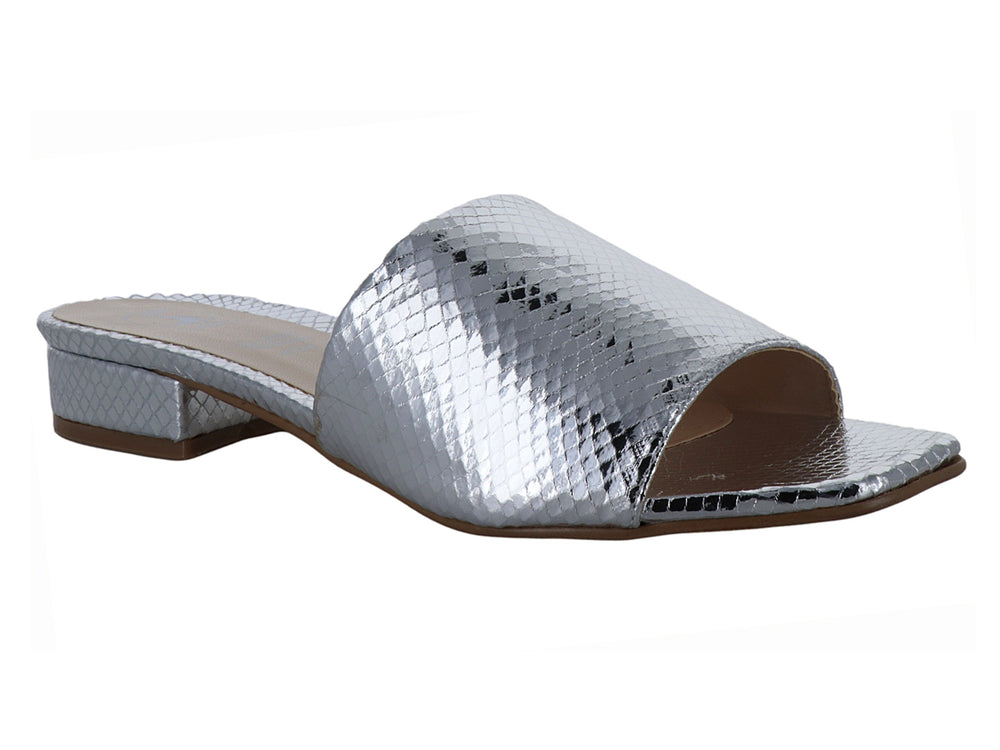 Sandalia plateada para mujer con tacón bajo, punta cuadrada y textura brillante tipo piel de serpiente.