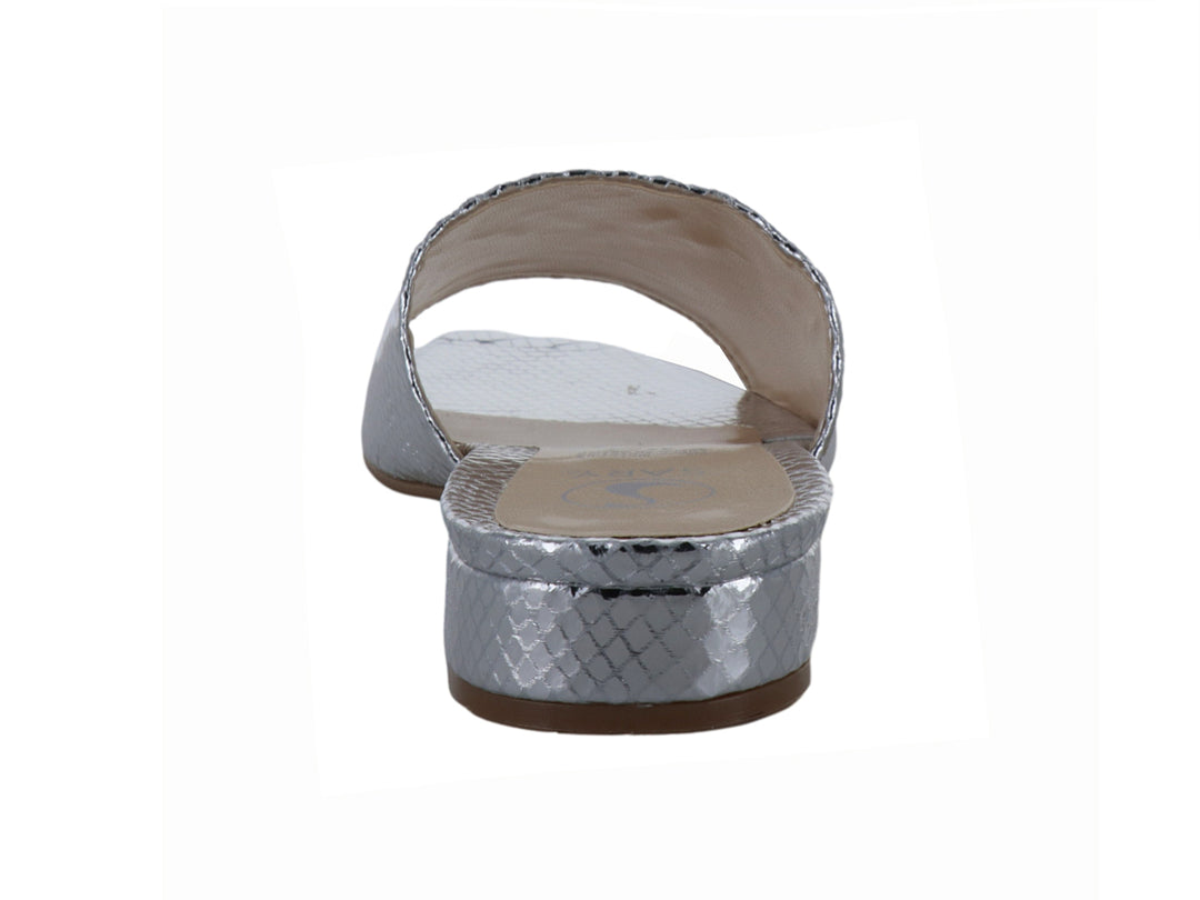 Sandalia plateada para mujer con tacón bajo, punta cuadrada y textura brillante tipo piel de serpiente.