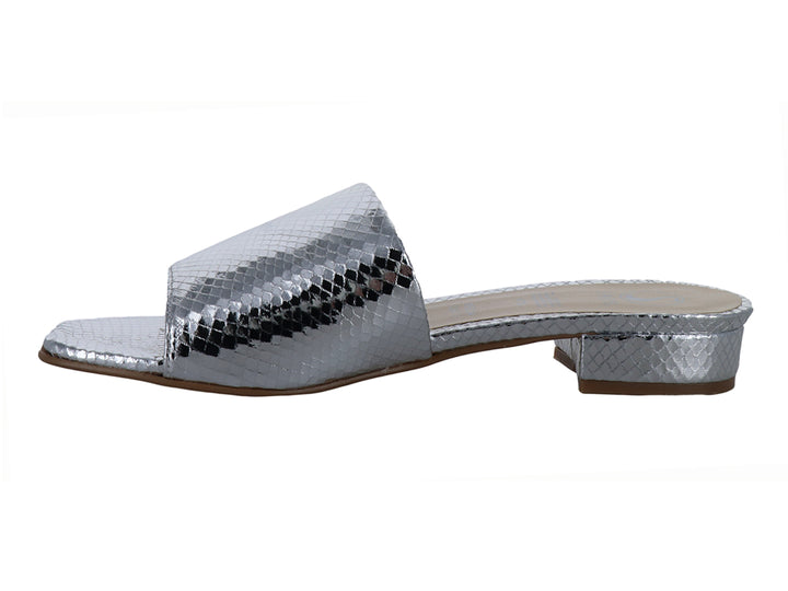 Sandalia plateada para mujer con tacón bajo, punta cuadrada y textura brillante tipo piel de serpiente.