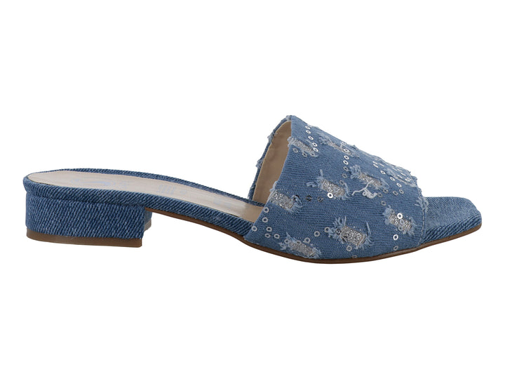 Sandalia azul tipo slide con acabado en tela denim y detalles de lentejuelas plateadas.