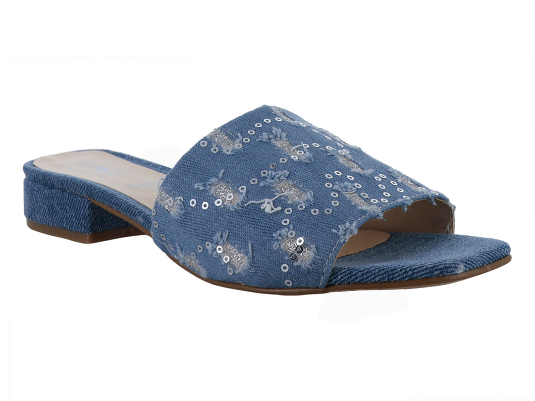 Sandalia azul tipo slide con acabado en tela denim y detalles de lentejuelas plateadas.