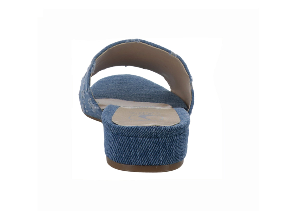 Sandalia azul tipo slide con acabado en tela denim y detalles de lentejuelas plateadas.