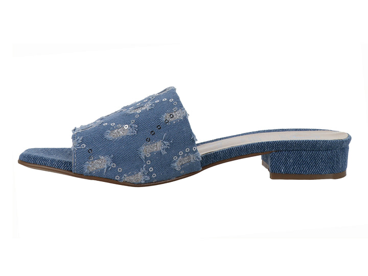 Sandalia azul tipo slide con acabado en tela denim y detalles de lentejuelas plateadas.