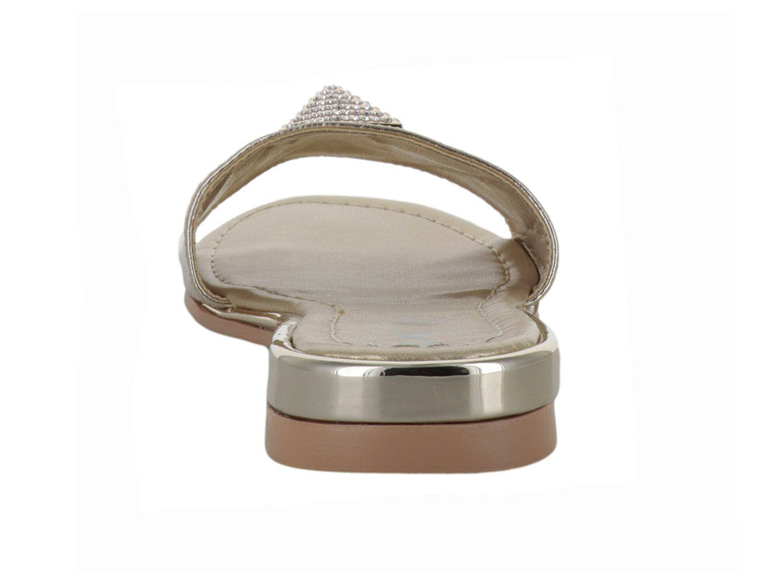 Sandalia plana color oro con una banda frontal decorada con un adorno triangular brillante.