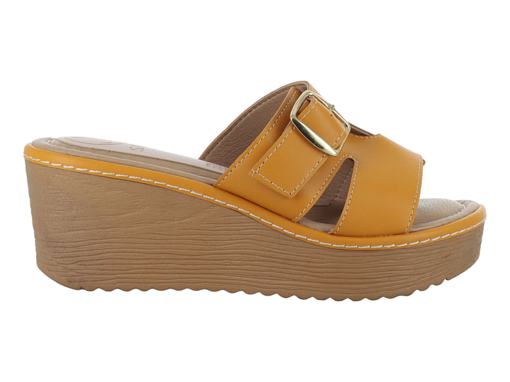 Sandalia de plataforma color mostaza con hebilla dorada y suela de cuña.