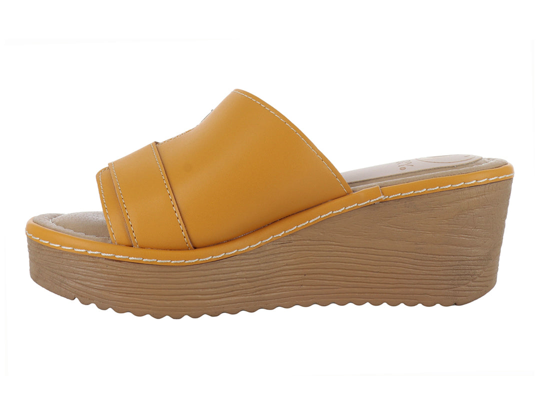 Sandalia de plataforma color mostaza con hebilla dorada y suela de cuña.